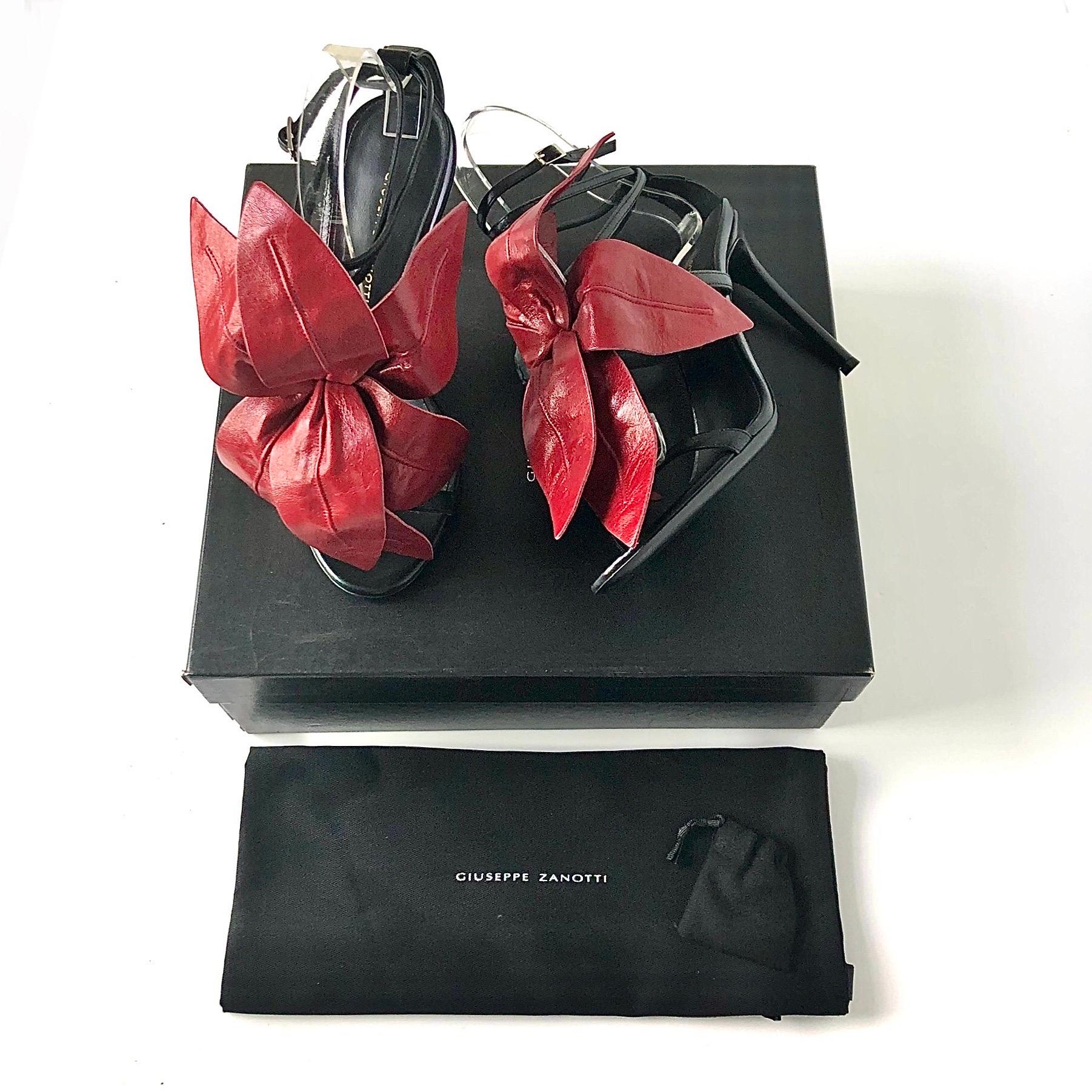 Sandalias Giuseppe Zanotti Lilium
Casi nuevo, en caja, con bolsa guardapolvo y puntas de talón de repuesto
Color Rojo / Negro
Talla 37EU
Parte superior de piel
Herrajes con acabado plateado
Correas envolventes ajustables en el tobillo
Gran adorno de