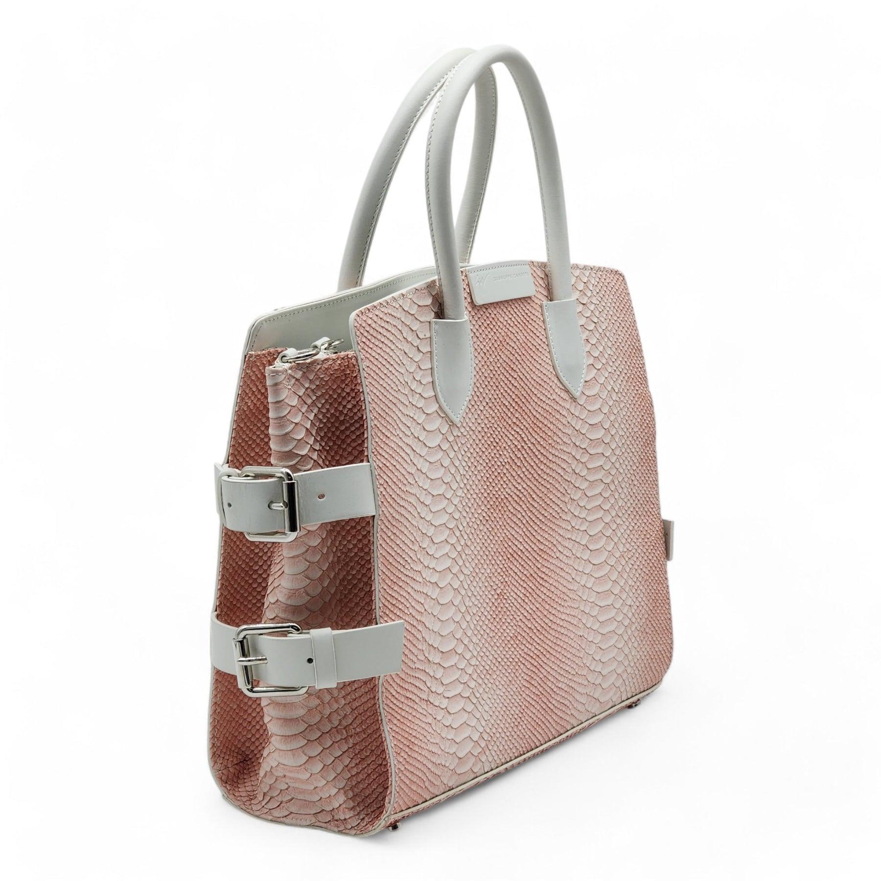 Giuseppe Zanotti Macis Tote aus Leder mit Python-Print in Rosa-Weiß.

Pinkfarbenes Leder mit Python-Print, Unterschriftendetail auf dem Label, weißer Lederriemen, silberne Metallbeschläge, Futter aus Leder und Stoff mit kleiner Tasche. 

Zusätzliche