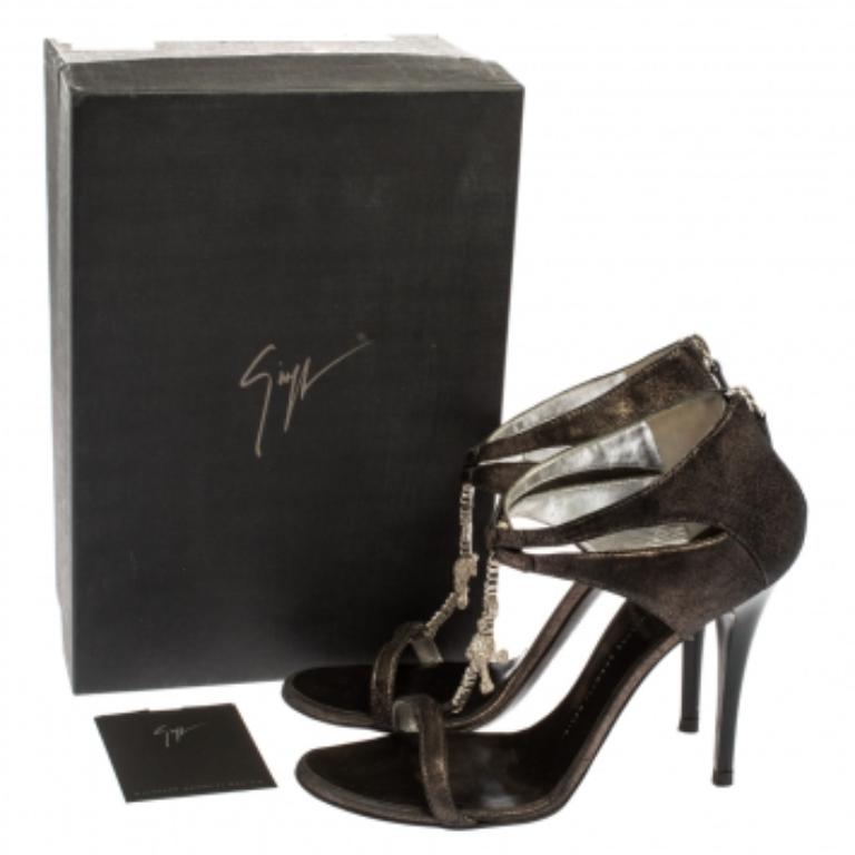 Eine Diva wie du verdient alles, was mit Sternenstaub zu tun hat, und was wäre besser als diese schwarzen Sandalen von Giuseppe Zanotti? Sie sind aus Wildleder gefertigt und haben eine offene Zehensilhouette. Sie haben ein T-Riemen-Design mit einem