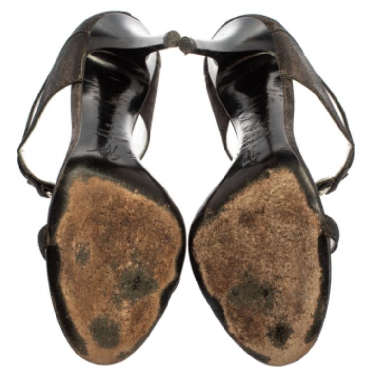 Giuseppe Zanotti Metallic Schwarz Wildleder Schädel verschönert T Riemen Sandalen Größe 38 im Zustand „Relativ gut“ im Angebot in Dubai, Al Qouz 2