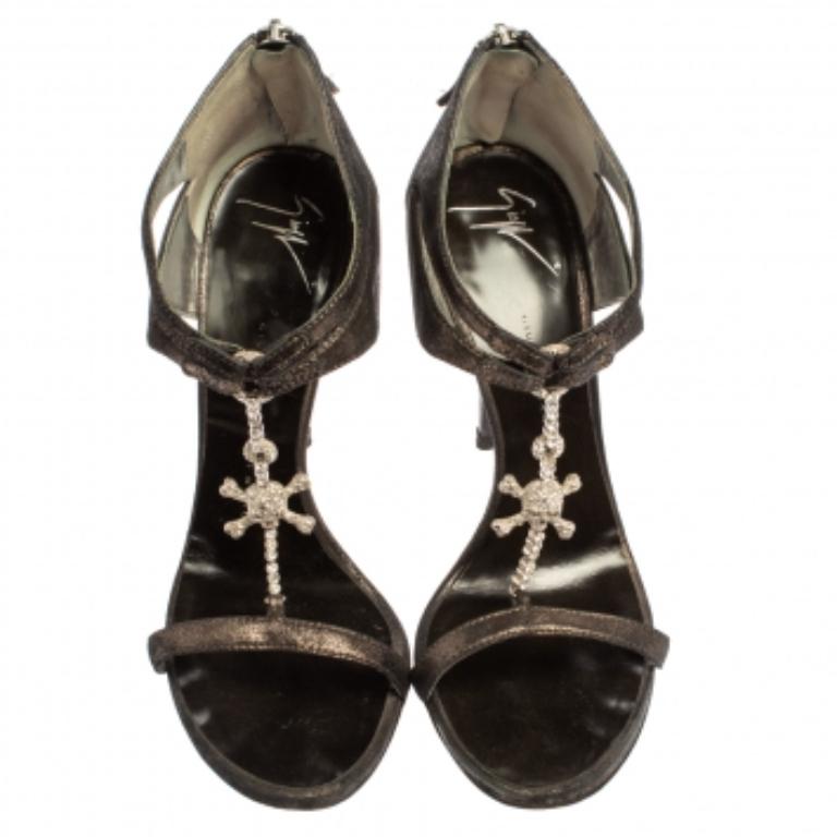 Giuseppe Zanotti Metallic Schwarz Wildleder Schädel verschönert T Riemen Sandalen Größe 38 im Angebot 4