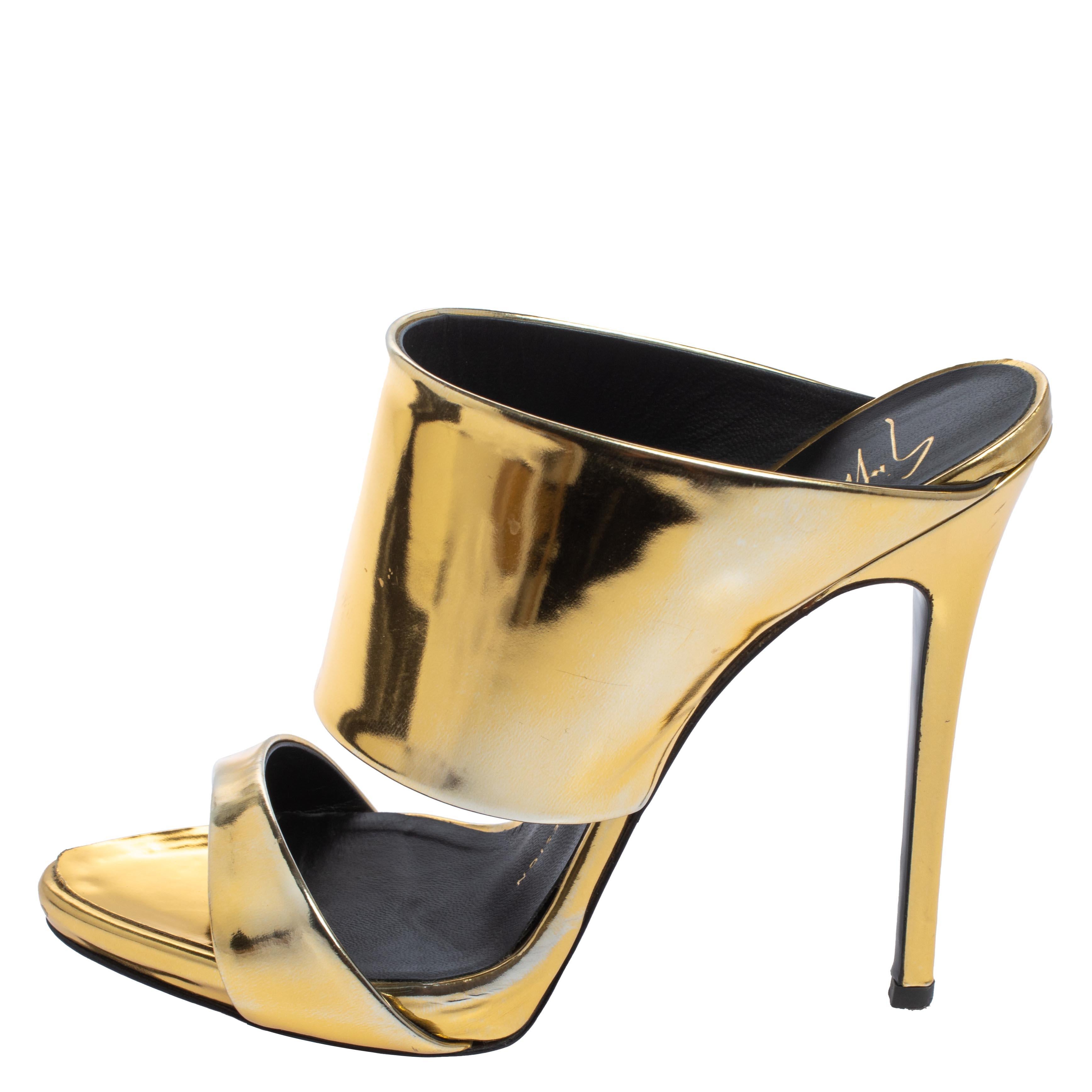 Elevate your style statement and walk with panache in these glamorous metallic gold sandals from Giuseppe Zanotti. They come crafted from metallic gold leather and feature an open-toe silhouette. They have been styled with wide vamp straps and