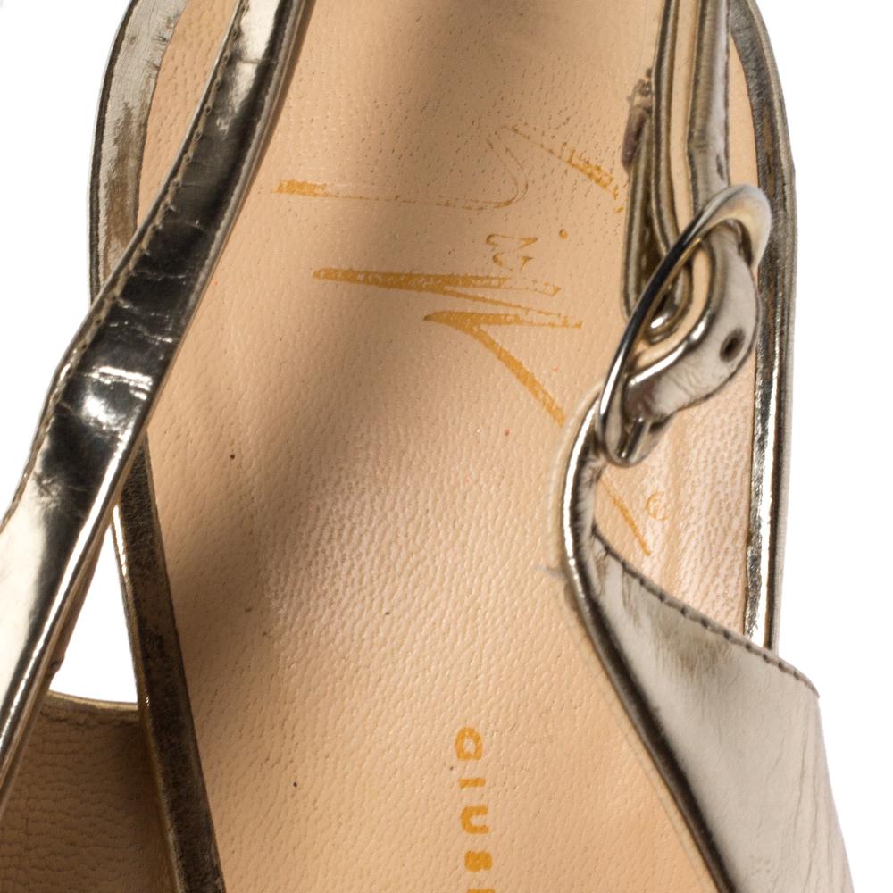 Giuseppe Zanotti Metallic Gold Leather Bow Platform Slingback Sandals Size 40 In Fair Condition For Sale In Dubai, Al Qouz 2