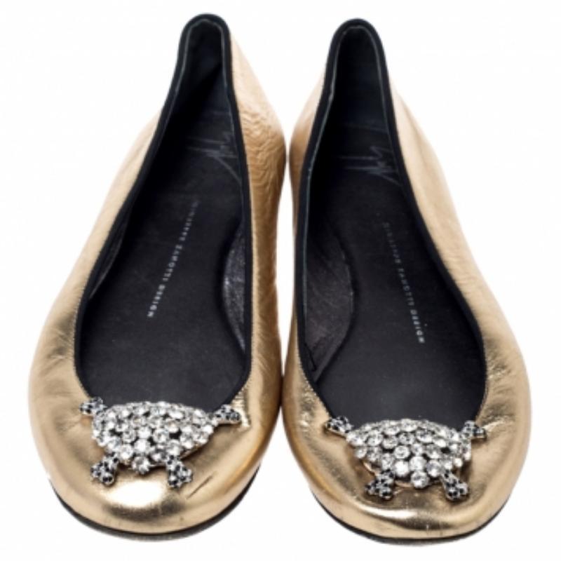 Mit diesen Ballettschuhen von Giuseppe Zanotti kannst du bequem glänzen. Sie sind mit goldfarbenem Metallic-Leder überzogen und haben eine runde Schuhspitze und Kristalle auf dem Obermaterial. Die Wohnungen sind komplett mit Ledereinlagen für Ihre