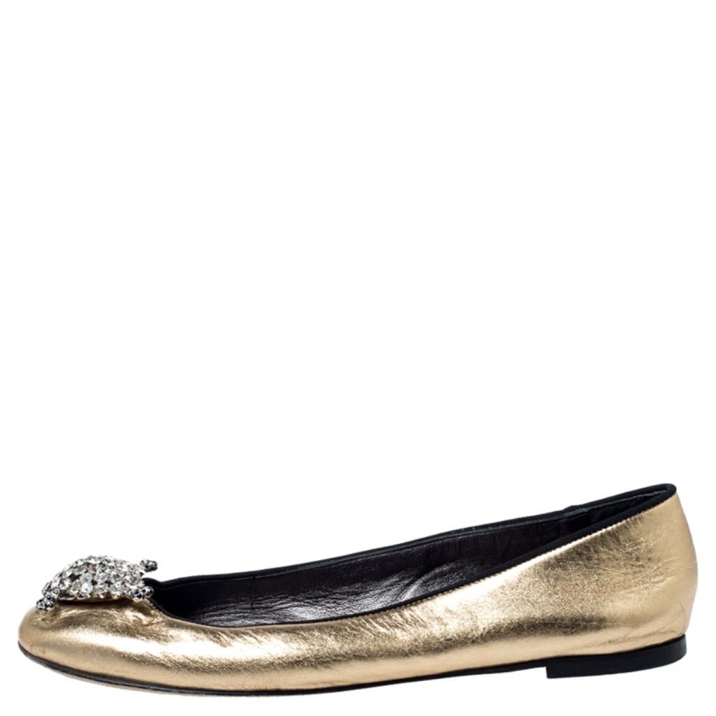 Dazzle in comfort with these ballet flats from Giuseppe Zanotti. They're covered in metallic gold leather and designed with round toes and crystals on the uppers. The flats are complete with leather insoles for your ease.

Includes: The Luxury
