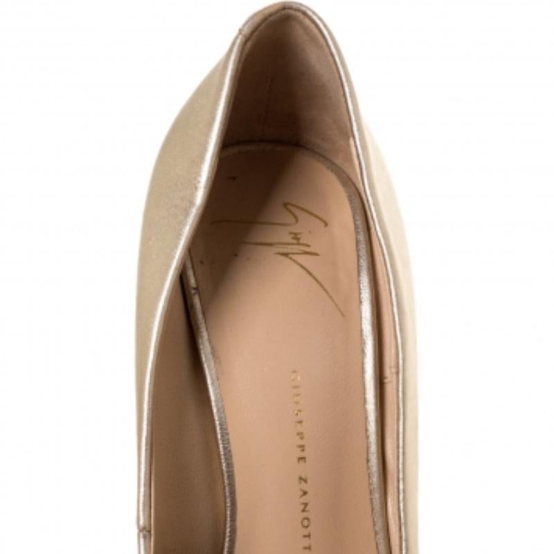 Vous ne pouvez jamais vous tromper avec ces superbes escarpins Giuseppe Zanotti. Fabriquées en Italie, elles sont en cuir résistant et se déclinent dans une teinte or métallique. Elles sont dotées de peep toes, de plates-formes, de talons de 13,5 cm