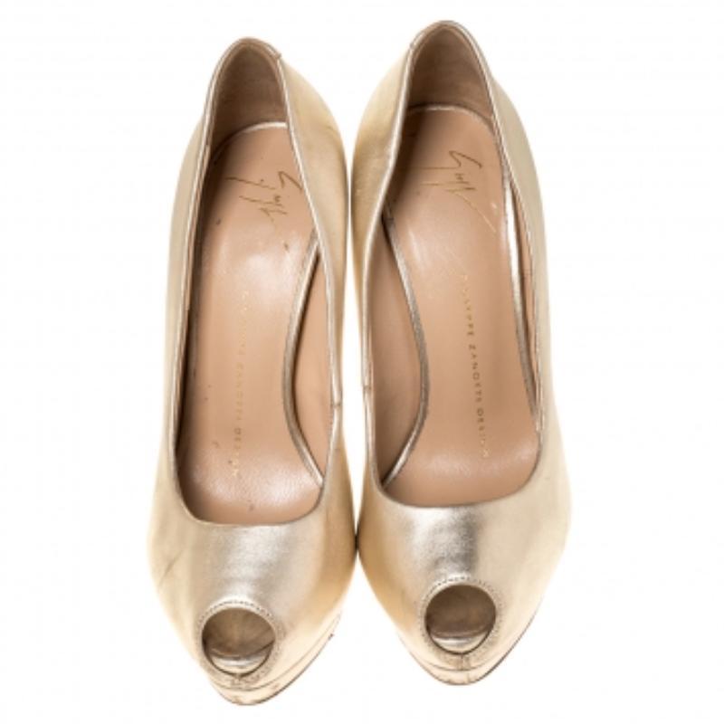 Or Giuseppe Zanotti escarpins à bout ouvert en cuir doré métallisé taille 36,5 en vente