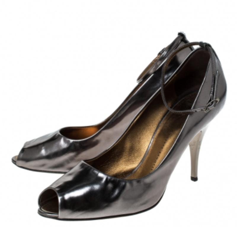 Giuseppe Zanotti Metallic Grau Leder Peep Top Riemchen Pumps Größe 39 im Angebot 1