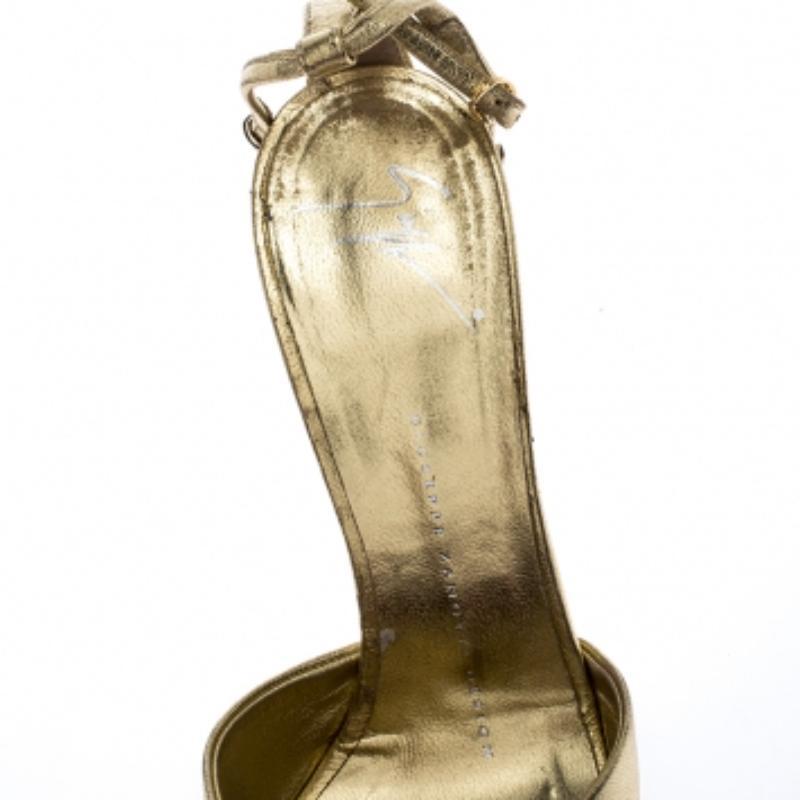 De las mujeres Giuseppe Zanotti Sandalias adornadas con cristales colgantes de piel metalizada talla 37 en venta