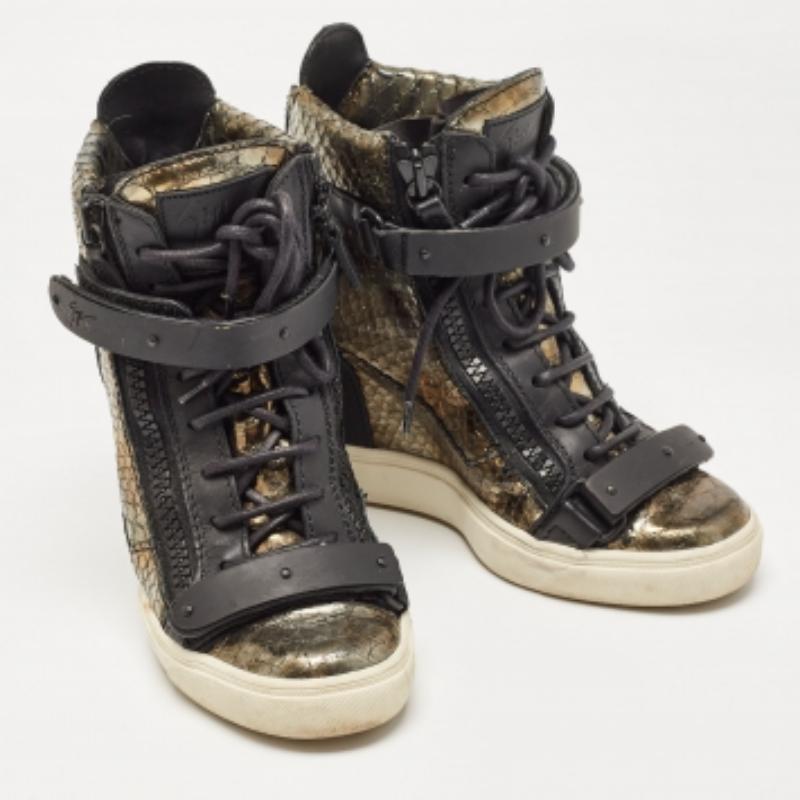 Giuseppe Zanotti Zapatillas con cuña de pitón metálico en relieve talla 38 en Bastante bueno estado para la venta en Dubai, Al Qouz 2