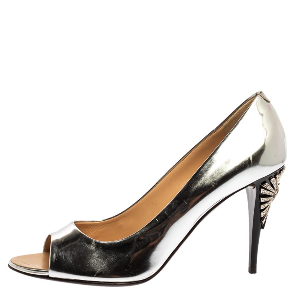 Add a royal touch to your everyday looks by wearing these stunning pumps from Giuseppe Zanotti. These metallic silver pumps are crafted from leather and styled in an open-toe silhouette. They exhibit beautifully embellished 9.5 cm heels and come