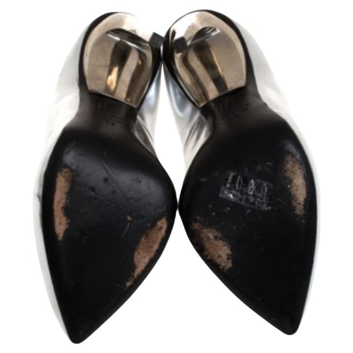 Ajoutez une subtile touche de magie à votre look en portant ces escarpins de Giuseppe Zanotti. Confectionnés en Italie à partir de cuir de qualité, ils sont dotés de bouts pointus et de talons aiguilles de 12,5 cm. Ces escarpins métalliques sont