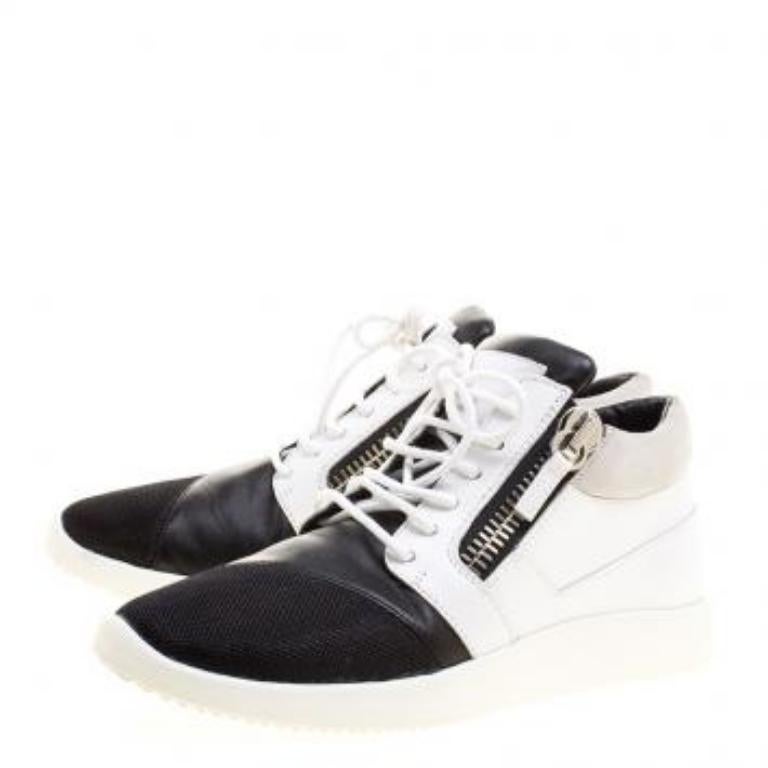 Ces chaussures de style et de confort se composent d'un corps en cuir lisse, d'un bout carré en maille, d'un lacet sur le devant, d'un logo sur la languette et d'une fermeture à glissière sur l'empeigne. Elle est également dotée d'une doublure