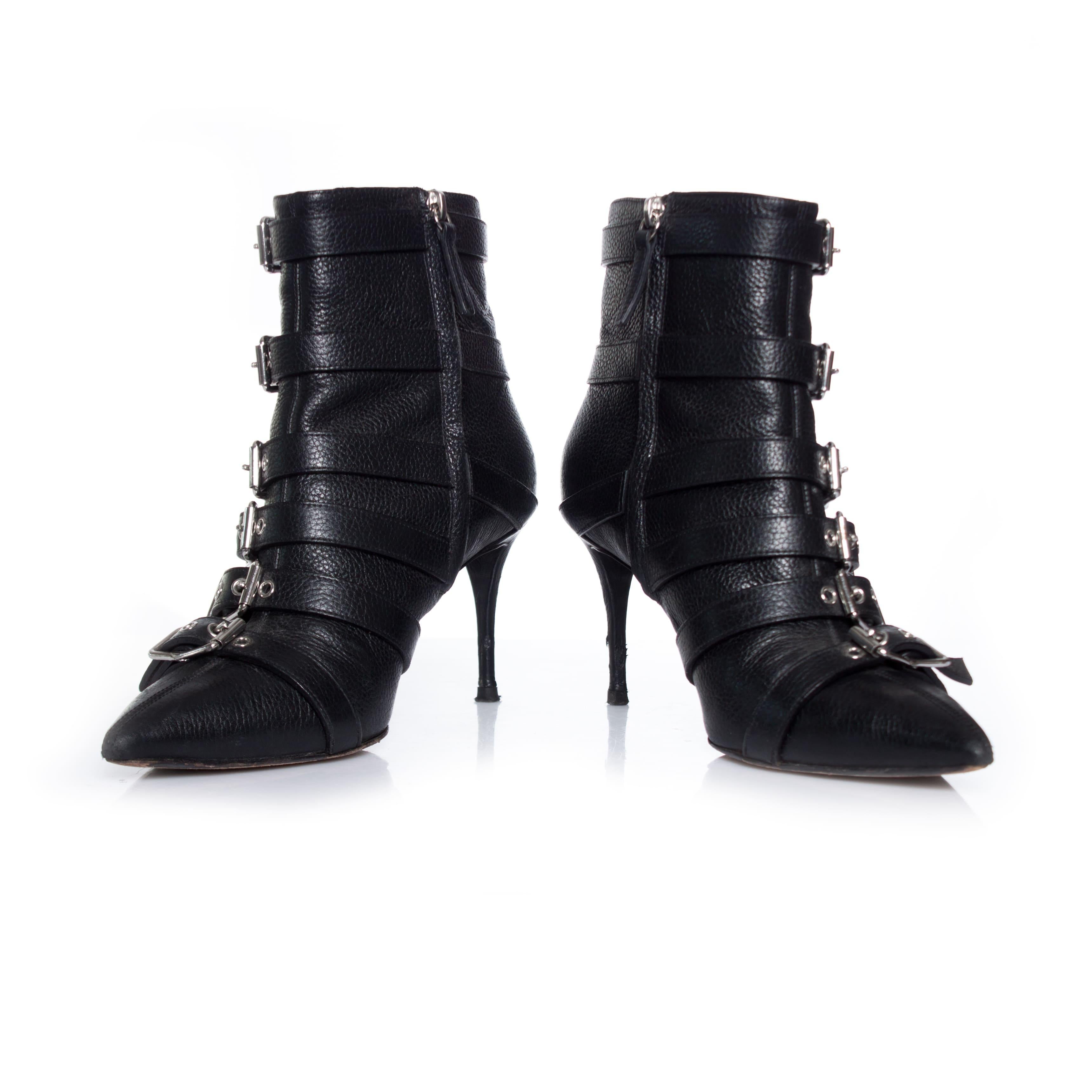 Giuseppe Zanotti, Botas con varias hebillas. Este artículo tiene algunas pequeñas señales en los talones y la nariz más en buen - muy buen estado.

- ESTADO: buen estado - signos de desgaste en los talones y la nariz

- TALLA: 39

- MEDIDAS DE LA