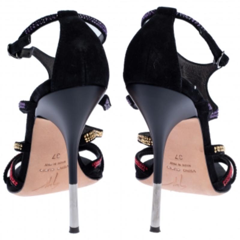 Wunderschöne Sandalen sind aus dem Kleiderschrank nicht wegzudenken, und es gibt keinen Grund, warum Sie Ihre zurücklassen müssen. Es gibt keinen besseren Anfang als diese schwarzen Schuhe von Giuseppe Zanotti! Diese aus Wildleder gefertigten und