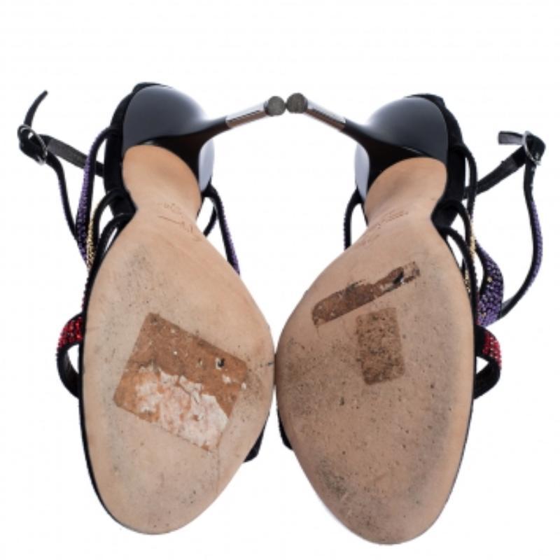 Giuseppe Zanotti Mehrfarbige kristallverzierte Wildledersandalen mit Ausschnitt aus Wildleder Größe 37 (Schwarz) im Angebot
