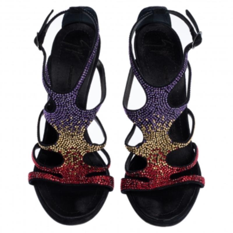 Giuseppe Zanotti Mehrfarbige kristallverzierte Wildledersandalen mit Ausschnitt aus Wildleder Größe 37 im Zustand „Gut“ im Angebot in Dubai, Al Qouz 2