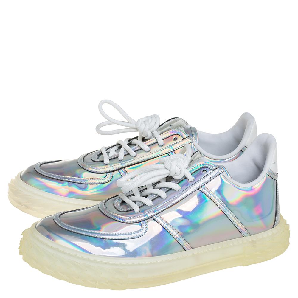 Con estas impresionantes zapatillas, Giuseppe Zanotti vuelve a dar un ejemplo de arte impecable en la fabricación de calzado. Estas zapatillas están confeccionadas en piel iridiscente y rematadas con cordones en los empeines y cómodas