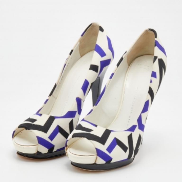 Élégants et étonnants, ces escarpins de Giuseppe Zanotti vous permettent d'afficher un style Everlast rempli d'élégance. Elles sont confectionnées en tissu imprimé multicolore et sont dotées de peep toes, de plateformes et de talons de 13,5 cm.