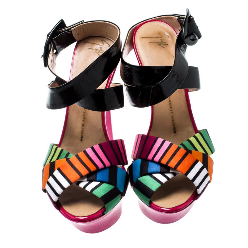 Giuseppe Zanotti Mehrfarbige Sandalen aus Satin und Lackleder mit Kreuzriemen Größe 39 (Pink) im Angebot