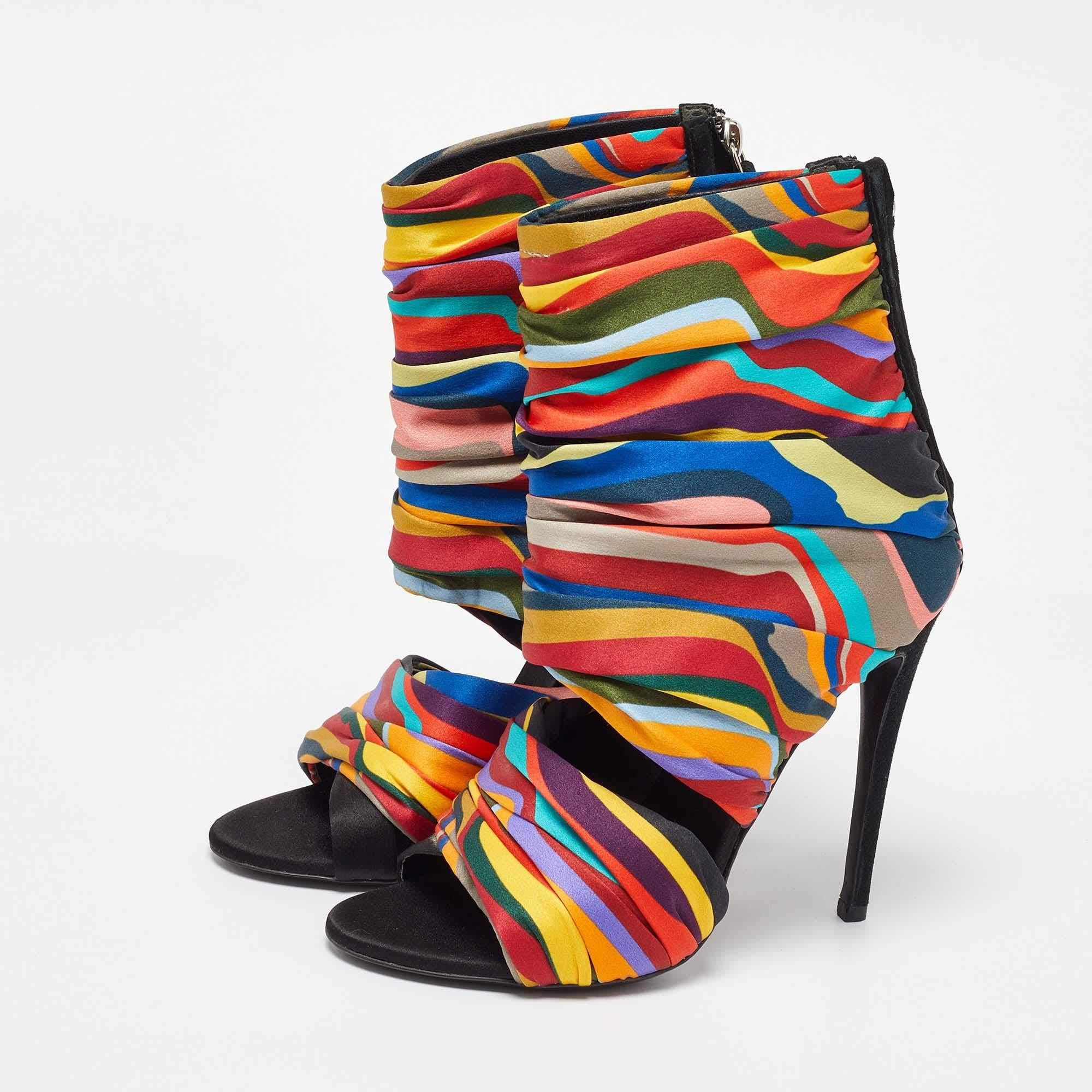 Éblouissez les foules et affirmez votre style comme jamais auparavant avec ces superbes sandales de Giuseppe Zanotti. Ces sandales multicolores sont confectionnées en satin et présentent une silhouette à bout ouvert. Des semelles intérieures