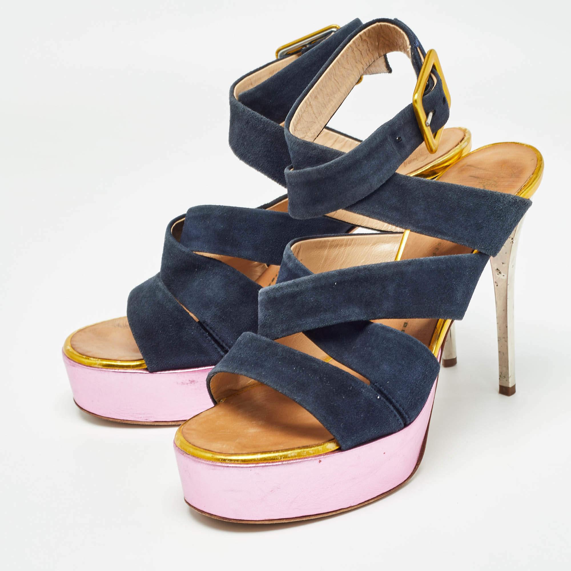Questi sandali incorniceranno i tuoi piedi in modo elegante. Realizzate con materiali di qualità, presentano un design di classe e solette confortevoli.
