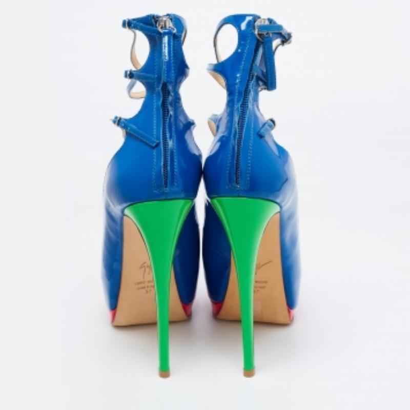 Giuseppe Zanotti escarpins à triple bride à bout ouvert en cuir verni multicolore taille 37 Bon état - En vente à Dubai, Al Qouz 2