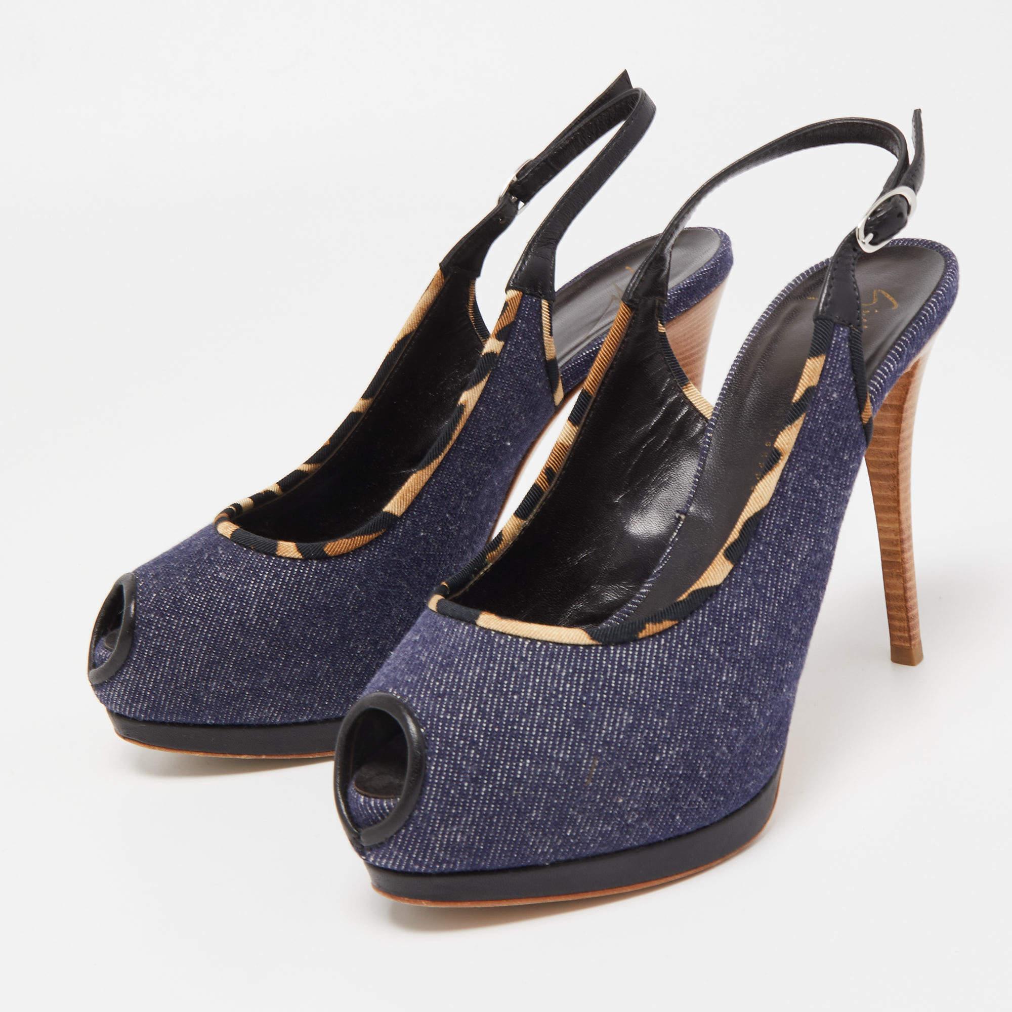 Le Décolleté Peep Toe Platform Slingback di Giuseppe Zanotti combinano il comfort del denim con un elegante design peep toe, impreziosito da una suola con plateau e da un elegante cinturino slingback per una dichiarazione alla moda.