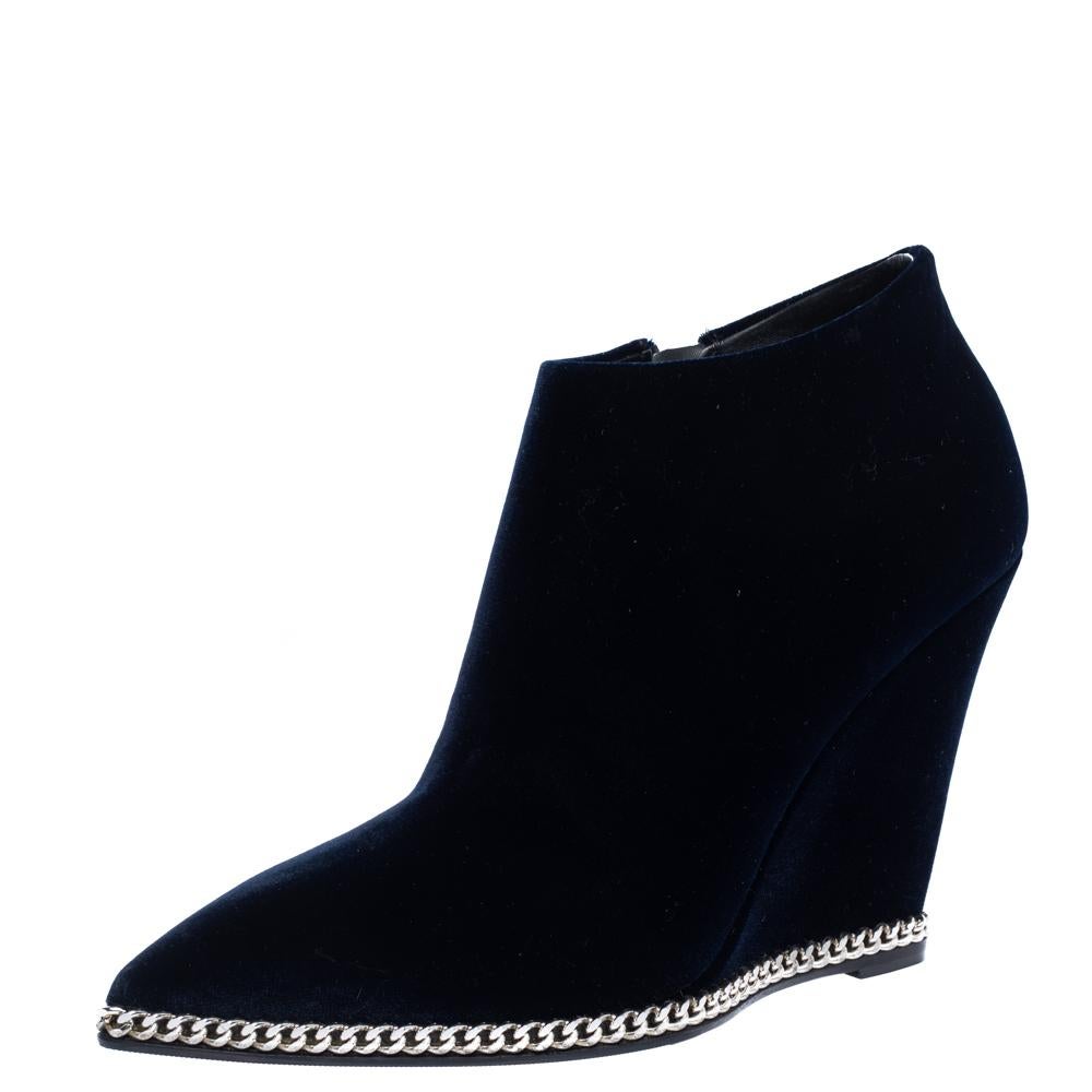 These ankle boots from Fendi are are a perfect blend of comfort and style! The navy blue boots have been crafted from velvet and feature pointed toes. They flaunt chain detailing on the midsoles and come equipped with leather-lined insoles, zip