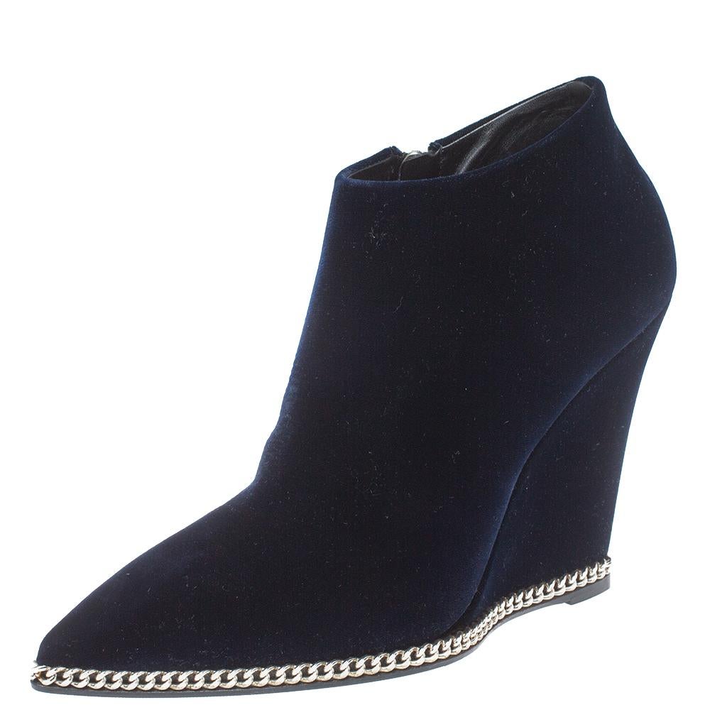 These ankle boots from Giuseppe Zanotti are are a perfect blend of comfort and style! The navy blue boots have been crafted from velvet and feature pointed toes. They flaunt chain detailing on the midsoles and come equipped with leather-lined