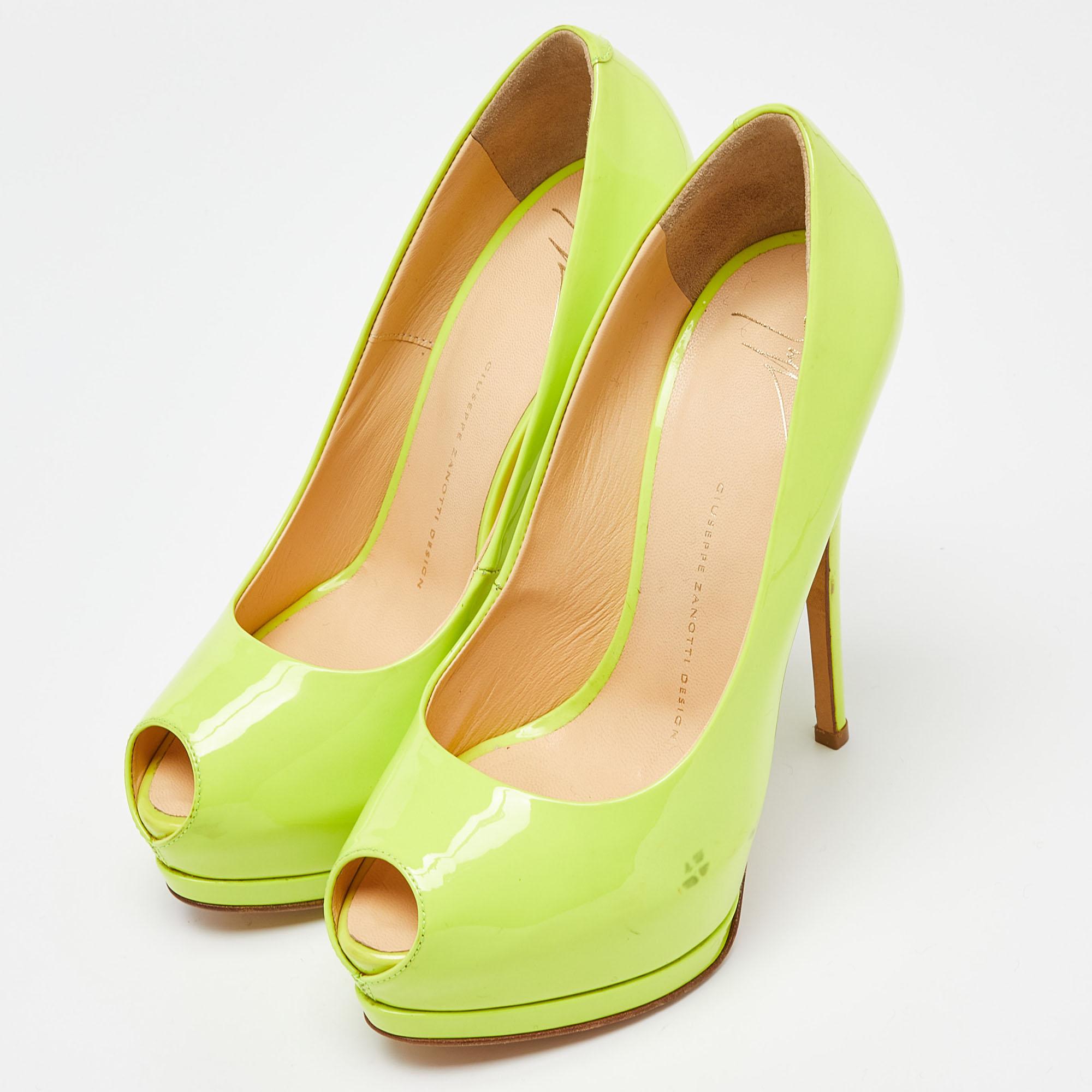Exuding feminity and elegance, these pumps feature a chic silhouette with an attractive design. You can wear these pumps for a stylish look. 