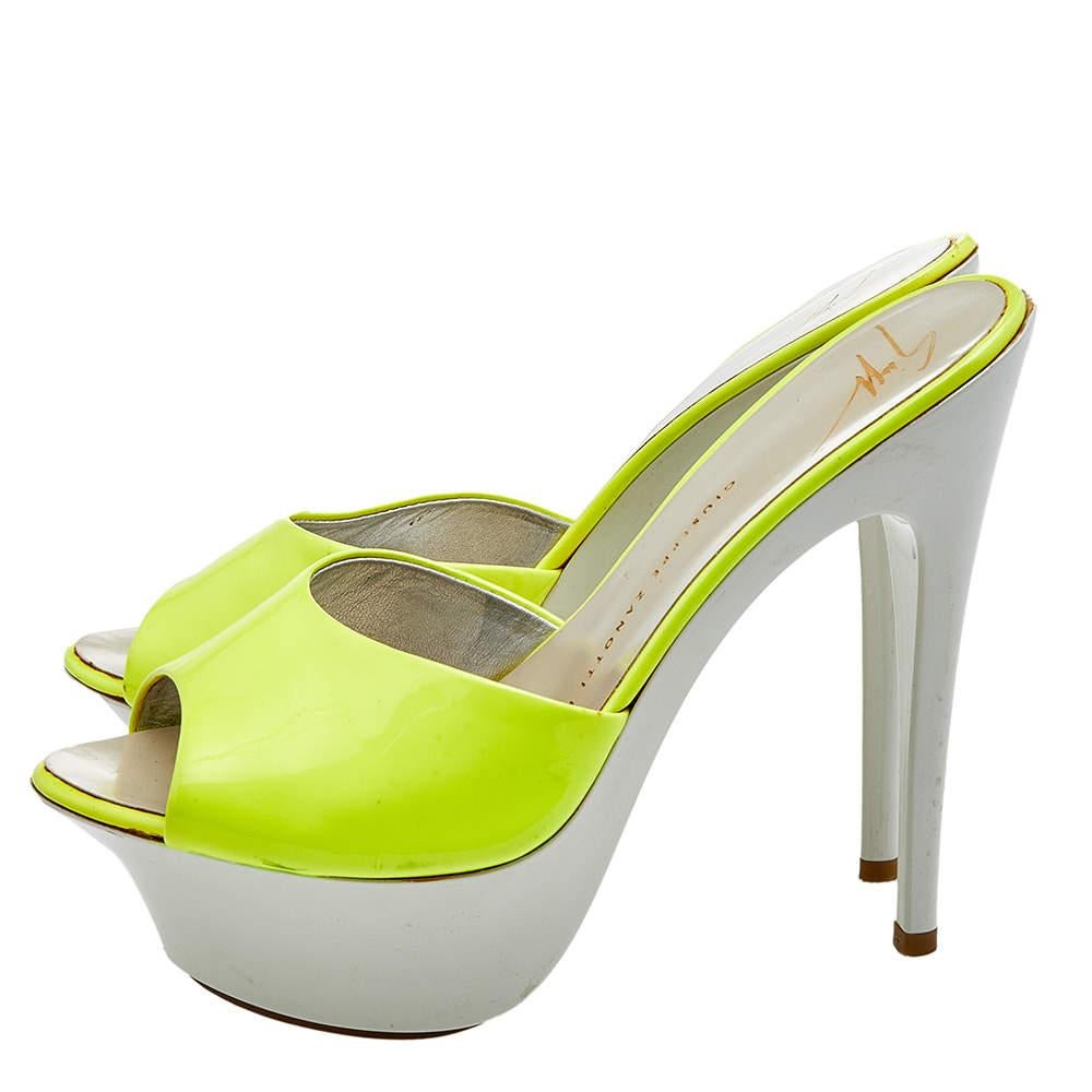 Giuseppe Zanotti Neon Yellow Patent Leather Platform Sandals Size 35 In Good Condition In Dubai, Al Qouz 2