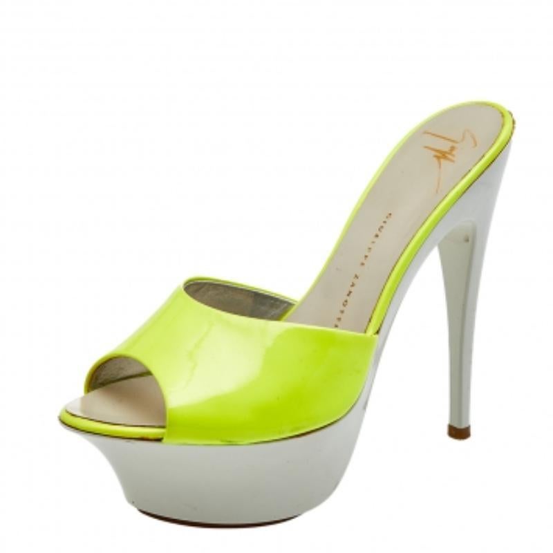 Giuseppe Zanotti Neon Yellow Patent Leather Platform Sandals Size 35 In Good Condition For Sale In Dubai, Al Qouz 2