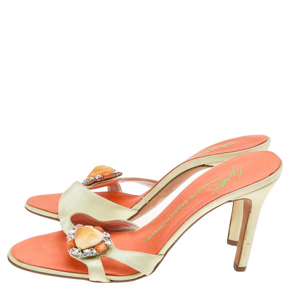 Take every step with elegance and confidence in these fabulous sandals from the House of Giuseppe Zanotti. They are crafted using neon-yellow satin, with delicate crystal embellishments adorning the front. They flaunt an easy slip-on style,