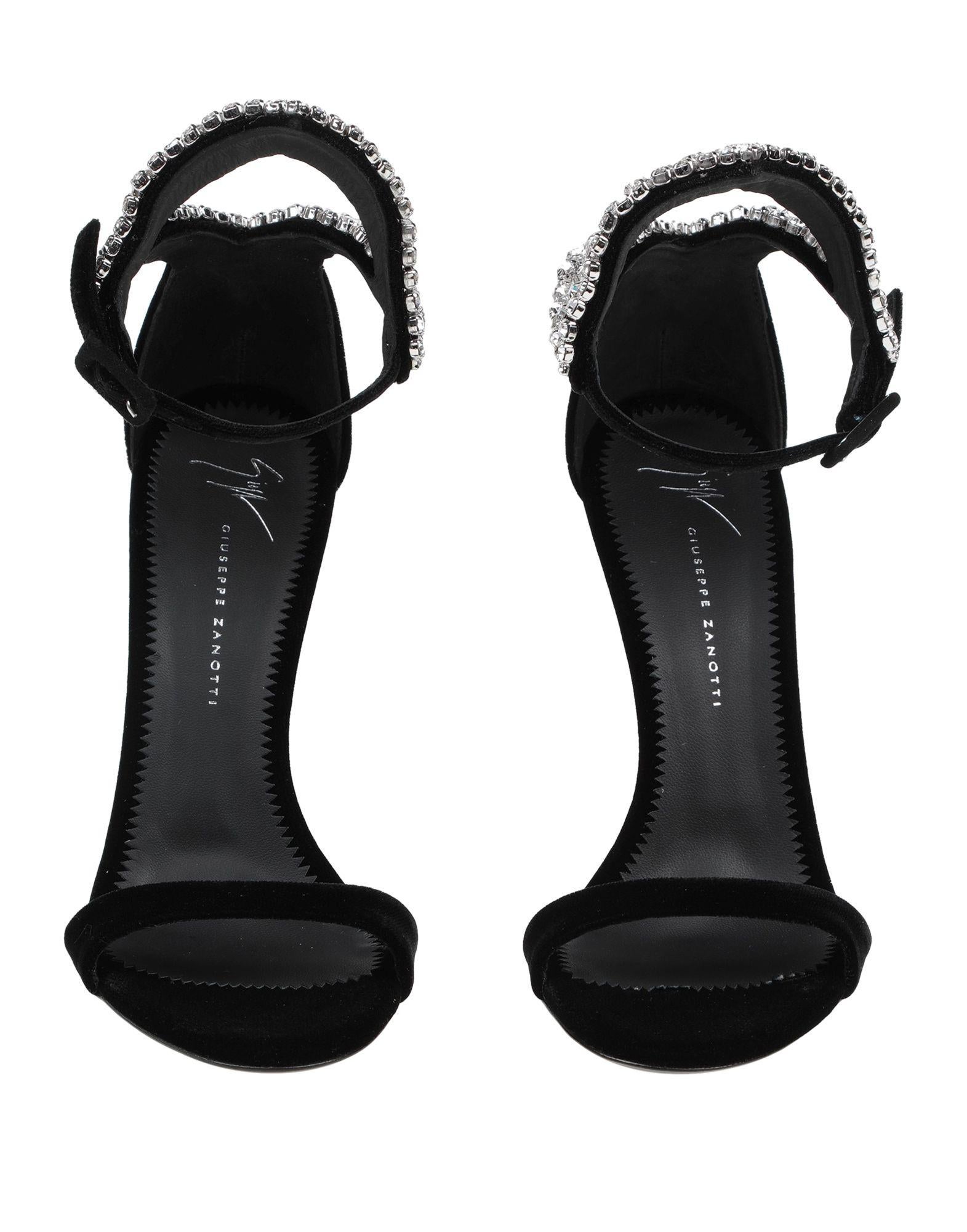 Giuseppe Zanotti NEW Black Velvet Rhinestone Evening Sandals Heels in Box

Size IT 36.5
Velvet
Rhinestone
Ankle buckle closure
Made in Italy
Heel height 4.75