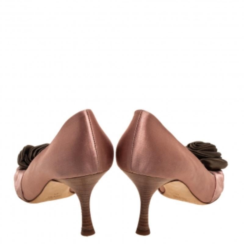 Giuseppe Zanotti brings you these lovely pumps that will add a touch of femininity and glamour to any outfit. Craffted from luxurious silk, they carry nude pink & green hues. They have pointed toes that are highlighted with a floral applique and 8