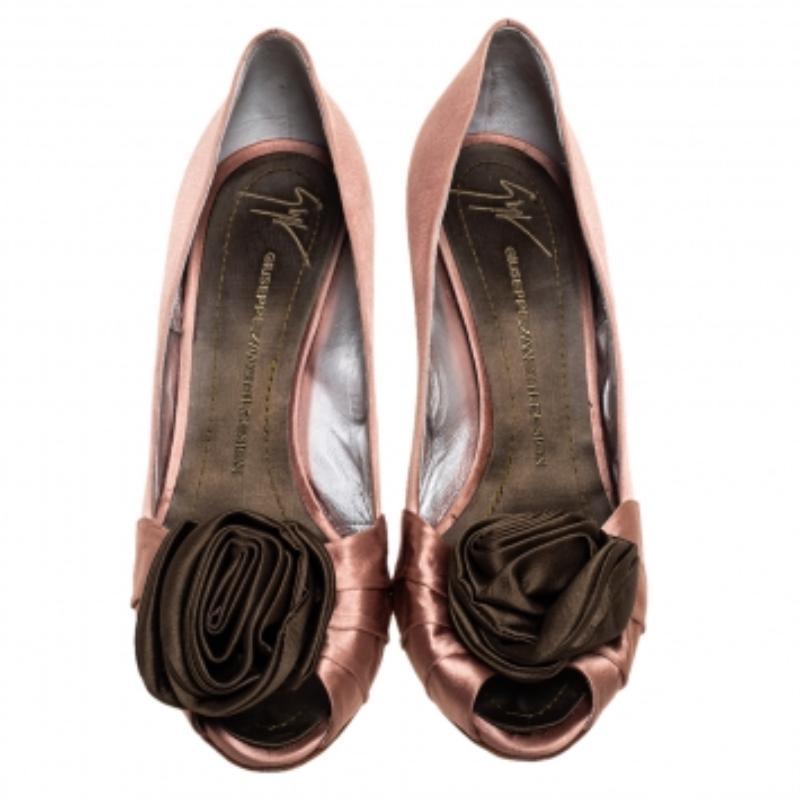 Giuseppe Zanotti Nude Pink/Green Satin Floral Applique Pointed Toe pumps Size 41 For Sale 2