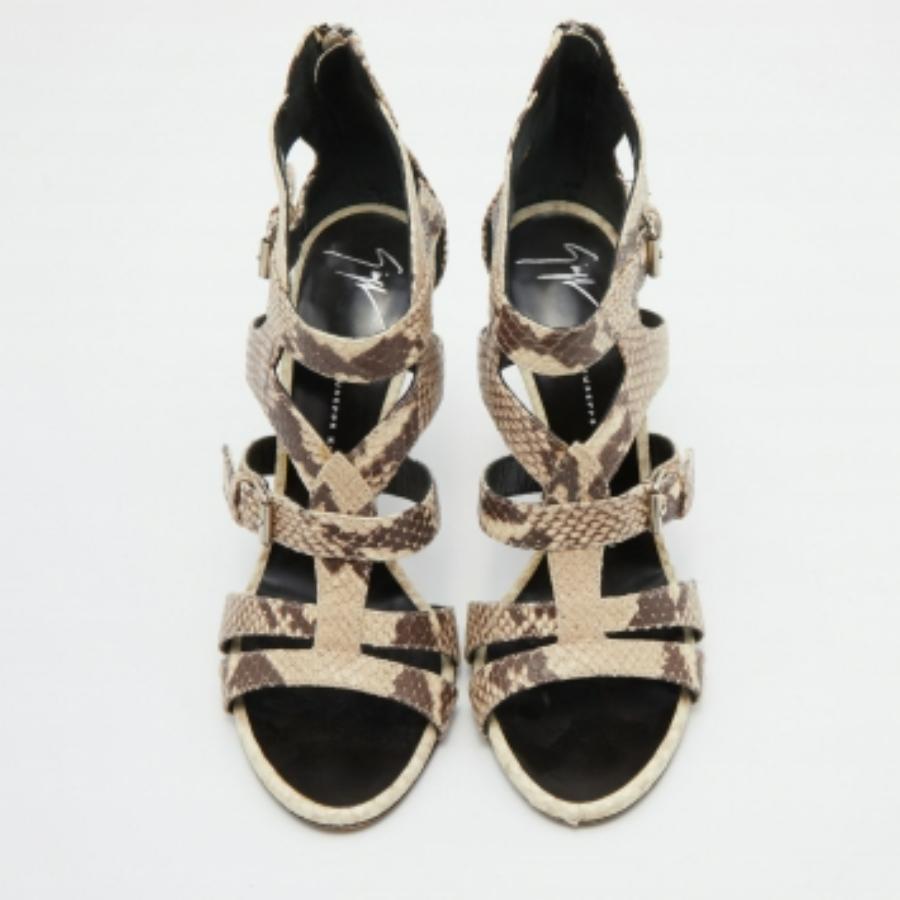 Estas sandalias enmarcarán sus pies de forma elegante. Fabricados con materiales de calidad, presentan un diseño elegante y unas plantillas cómodas.