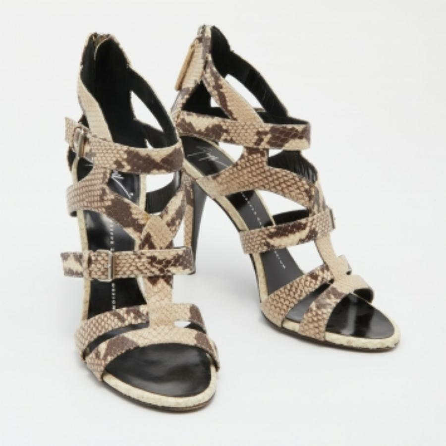 Giuseppe Zanotti Sandalias de tiras de piel con relieve de pitón marrón/blanco roto talla 38 en Bueno estado para la venta en Dubai, Al Qouz 2