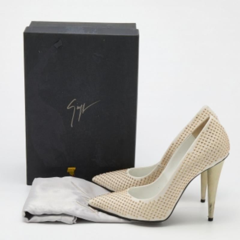Pensate per le regine della moda come te, queste décolleté di Giuseppe Zanotti sono realizzate in pelle e sono assolutamente meravigliose! Hanno punte appuntite, tacchi sottili e suole robuste.