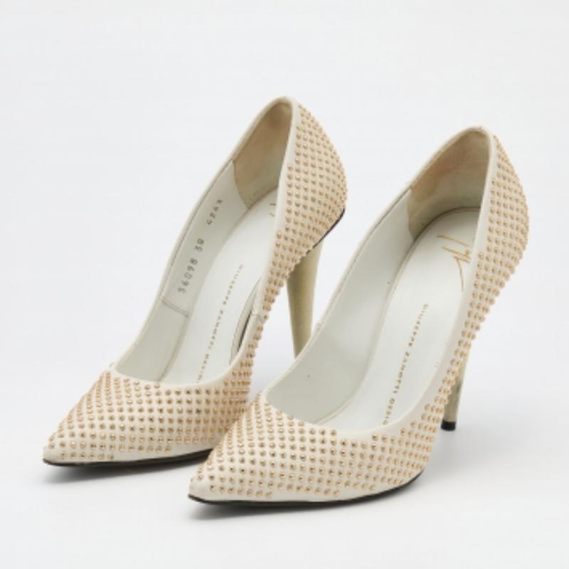 Giuseppe Zanotti Off White Pelle Ester Embellished Pumps Taglia 38 In condizioni buone in vendita a Dubai, Al Qouz 2