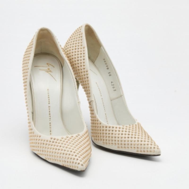 Giuseppe Zanotti Off White Pelle Ester Embellished Pumps Taglia 38 in vendita 1