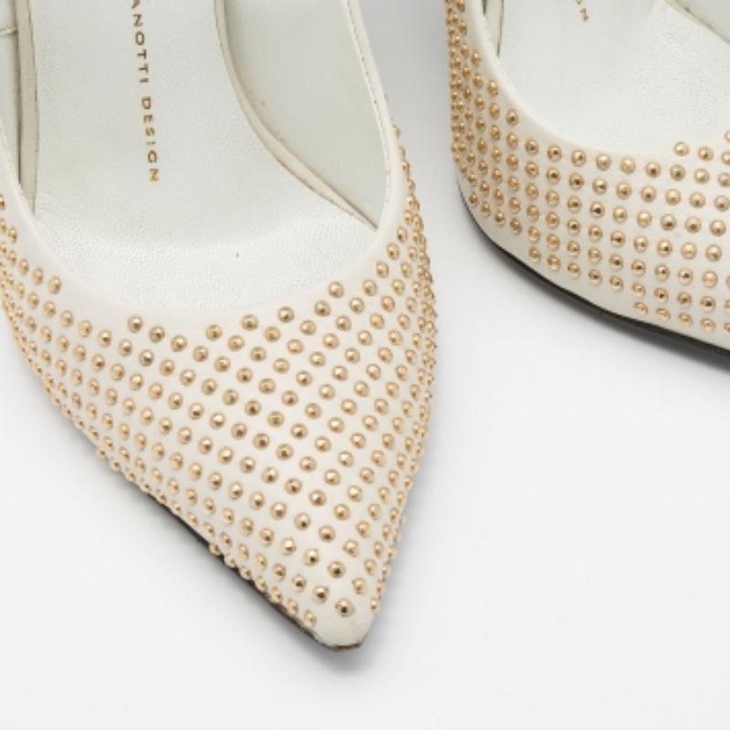 Giuseppe Zanotti Off White Pelle Ester Embellished Pumps Taglia 38 in vendita 2