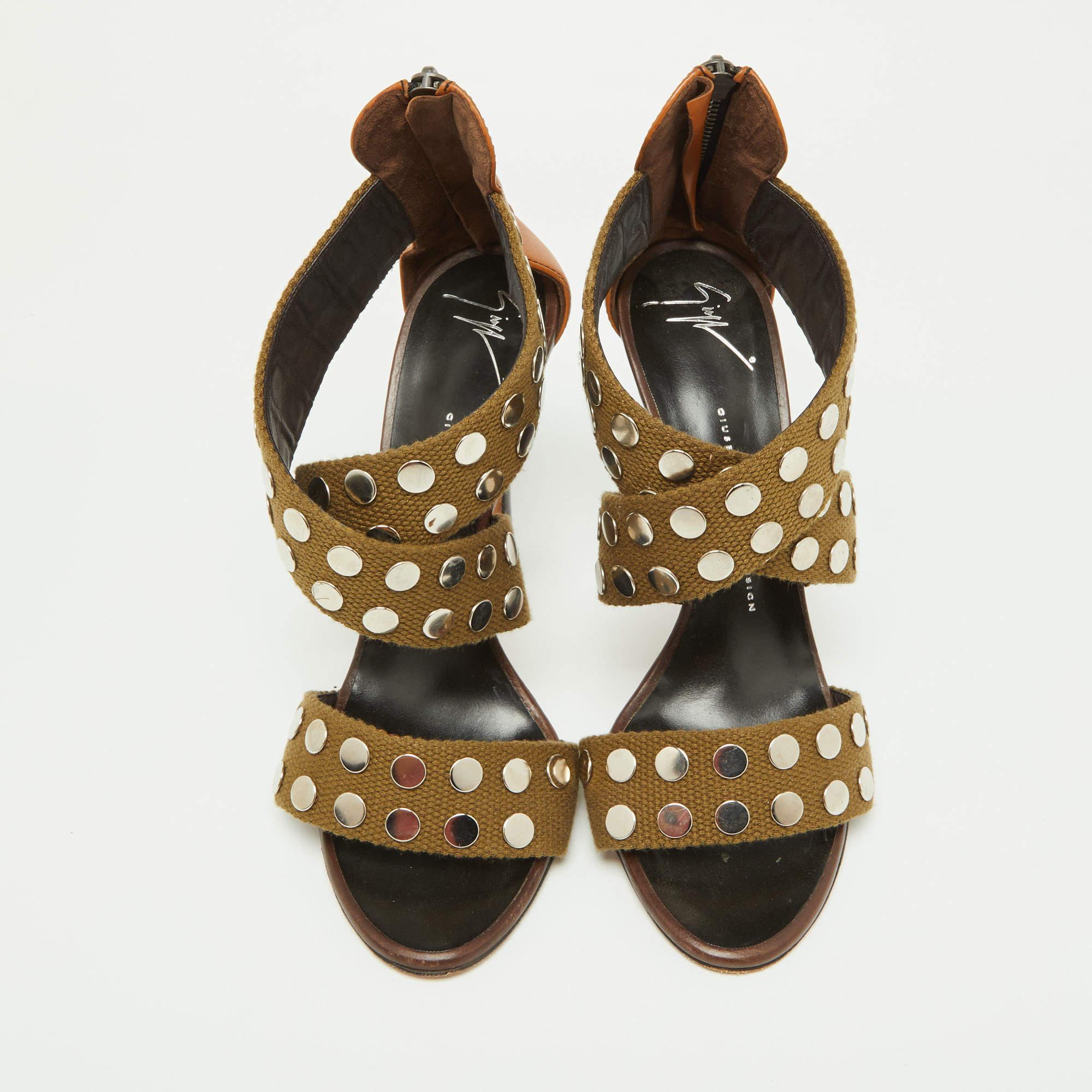 Marron Giuseppe Zanotti Sandales à lanières cloutées en toile et cuir vert olive taille 40,5 en vente