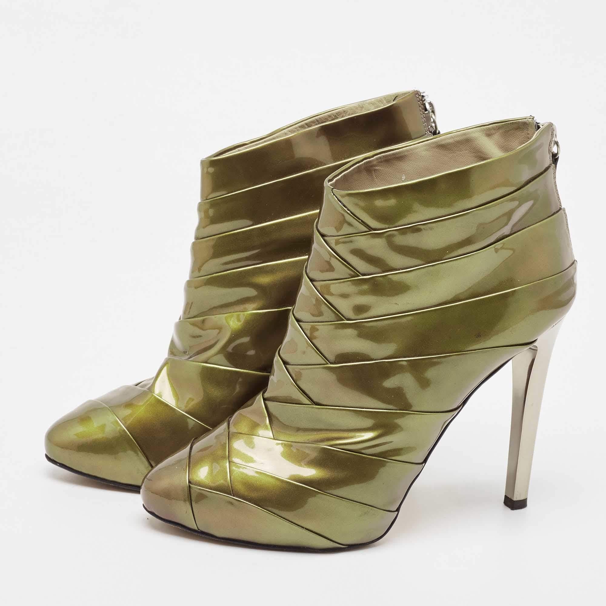 Disfruta de los días más fashion con estos elegantes botines. De diseño y fabricación modernos, están pensados para que te sientas cómoda y elegante