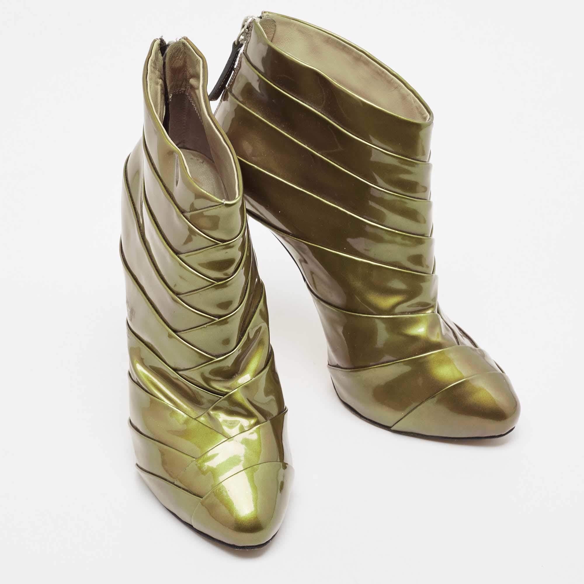 Botines de charol verde oliva Giuseppe Zanotti Talla 38 en Bueno estado para la venta en Dubai, Al Qouz 2
