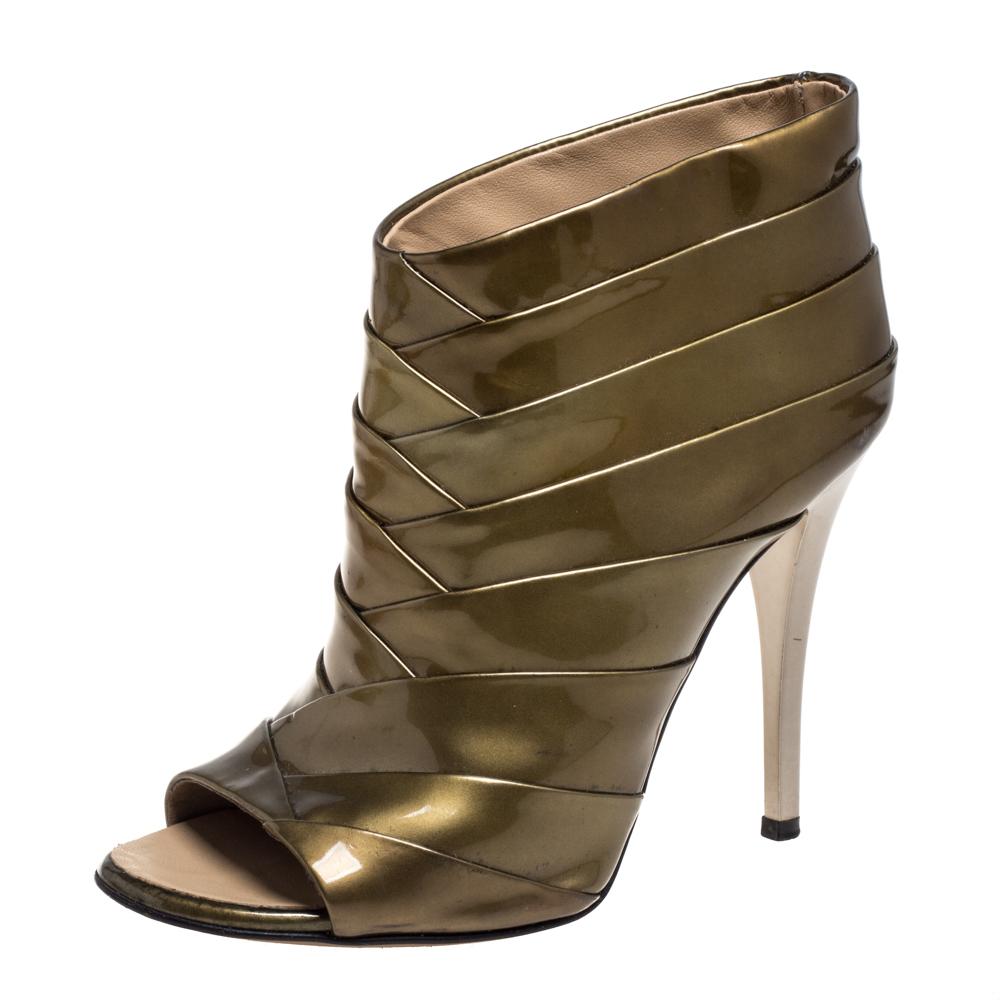 Simply luxe, these ankle boots from Giuseppe Zanotti will help you stay fashionable throughout the day! The olive green boots are crafted from patent leather in a paneled silhouette and designed with open toes. They are equipped with leather insoles