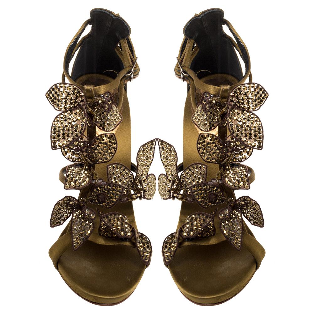 How can one not fall in love with these eye-catching sandals by Giuseppe Zanotti! The sandals have been beautifully crafted from olive green satin and feature leaf-shaped motifs adorned with embellishments. They carry comfortable insoles, ankle