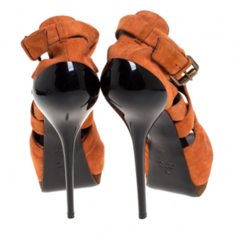 Sandales compensées Giuseppe Zanotti en daim orange à lanières et bouts ouverts, taille 38 Bon état - En vente à Dubai, Al Qouz 2