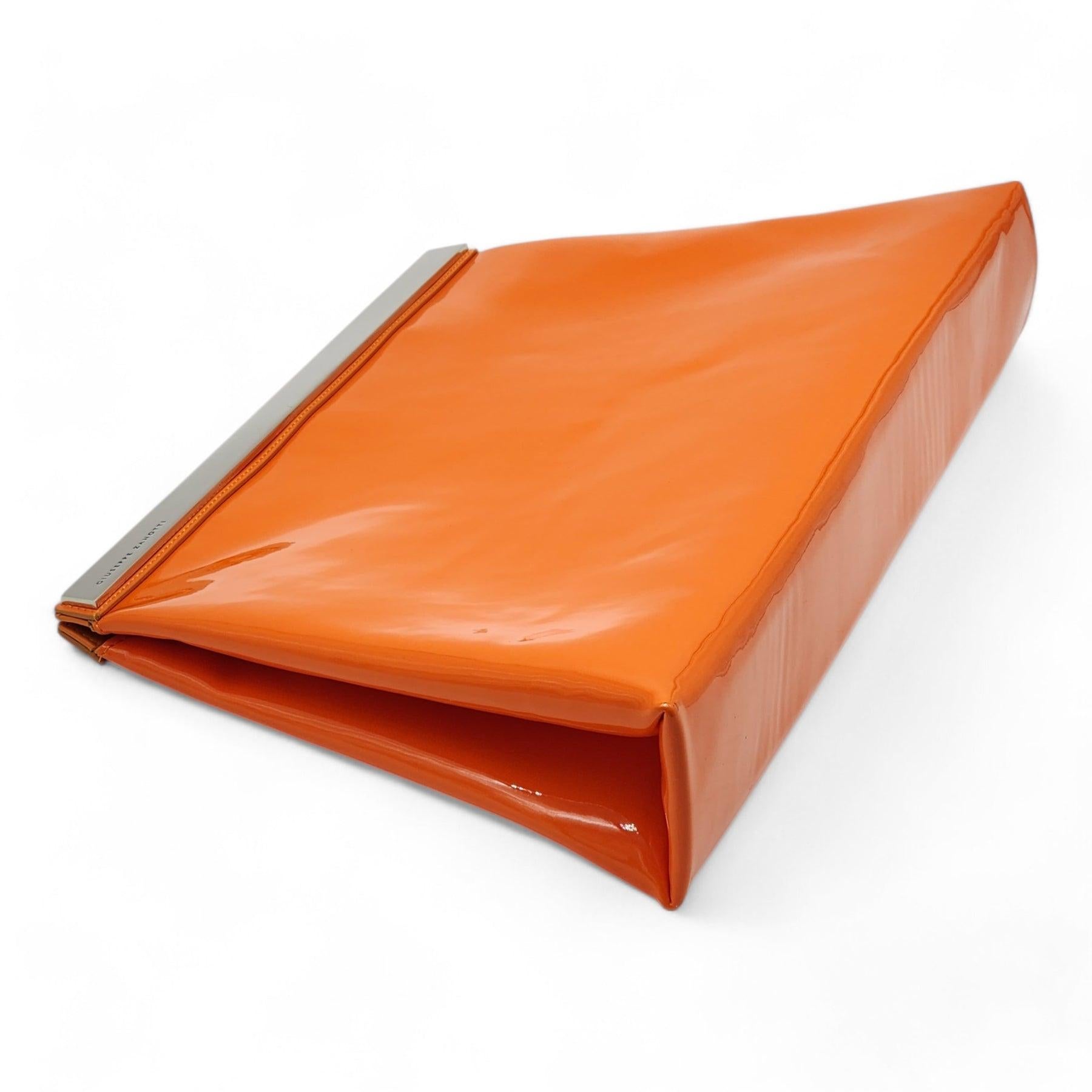 Giuseppe Zanotti Oversized Clutch - Patent Leather in Orange.

Metal bar with brand name embossed. Lined interior with pocket.

Additional information:
Material: Patent leather
Color: Orange
Country: Italy
Dimension: 16.25